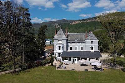 Hôtel du monolithe à Villebois