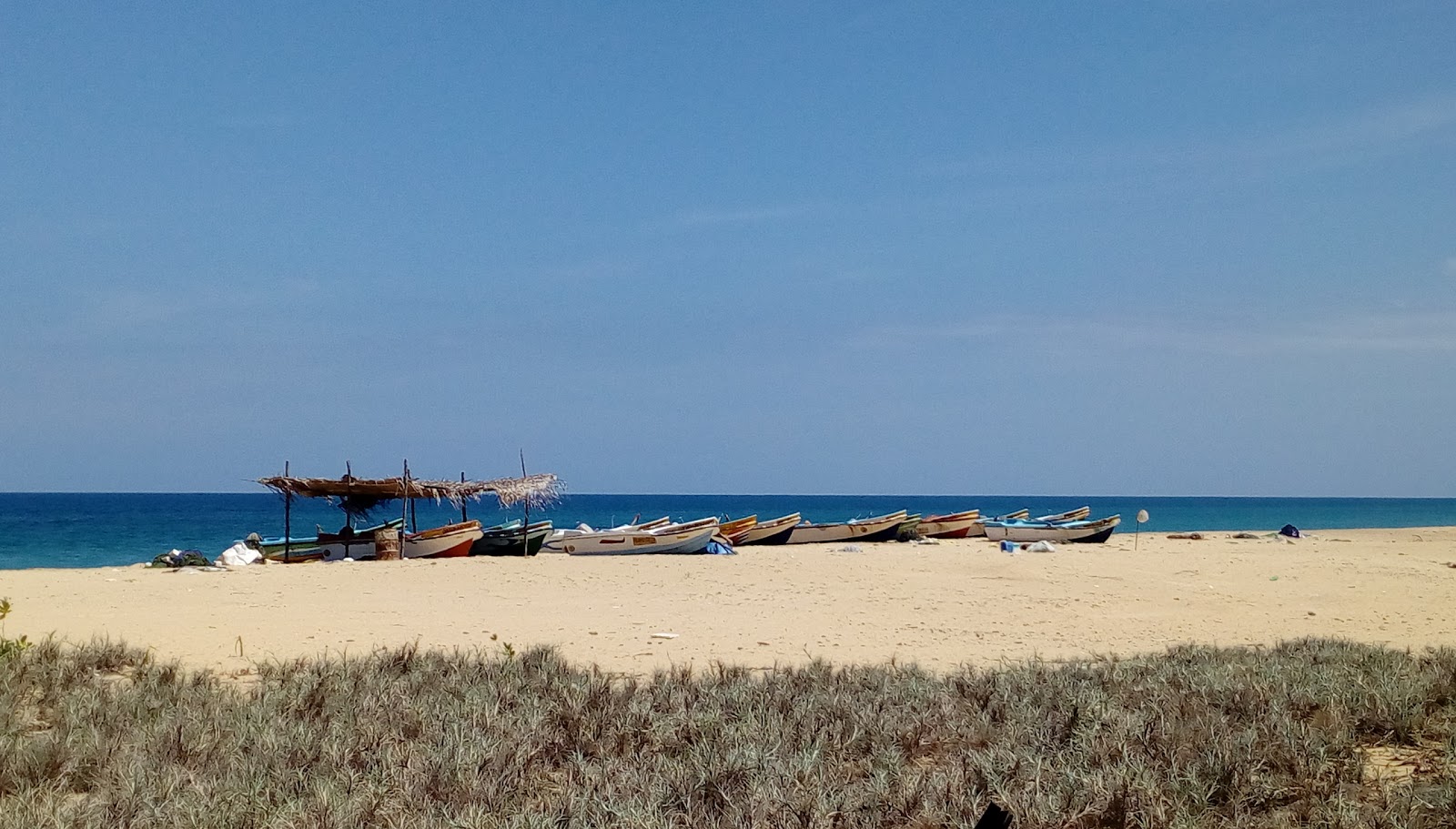 Foto van Thalankudah Beach met recht en lang