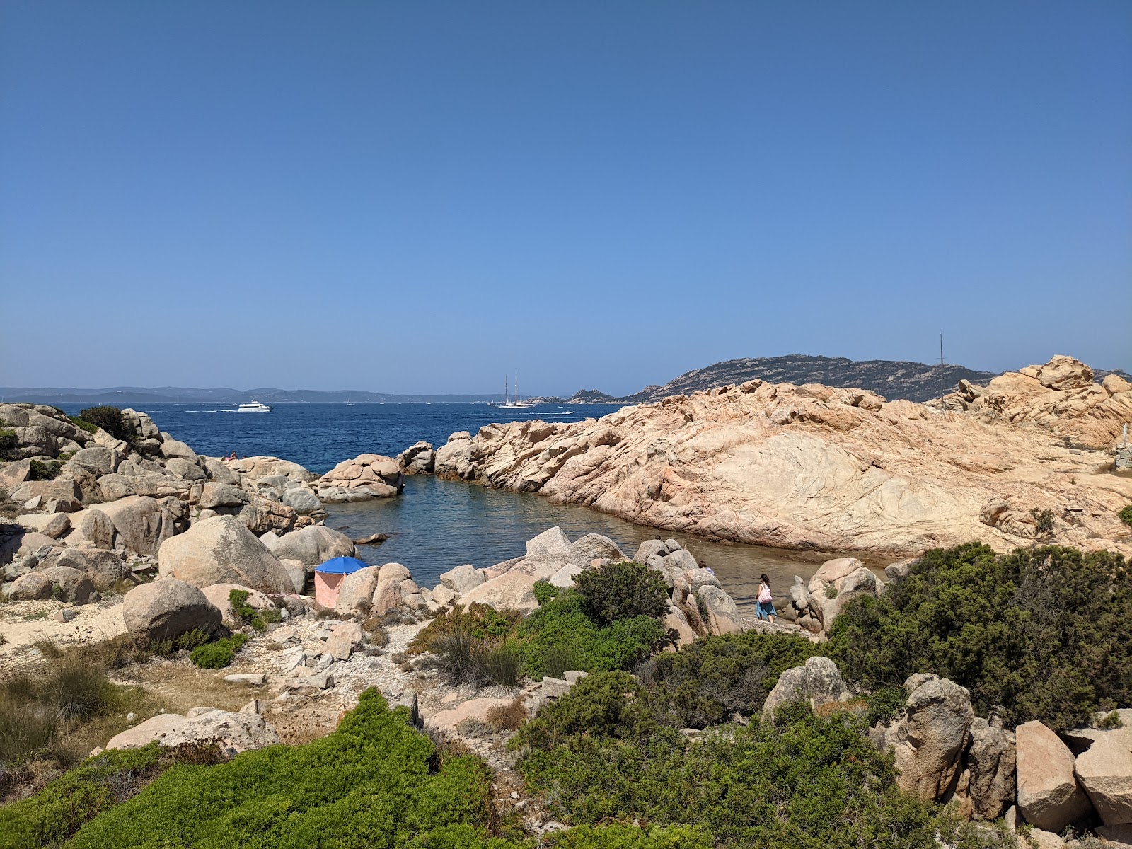 Cala Francese Beach的照片 带有岩石地形表面