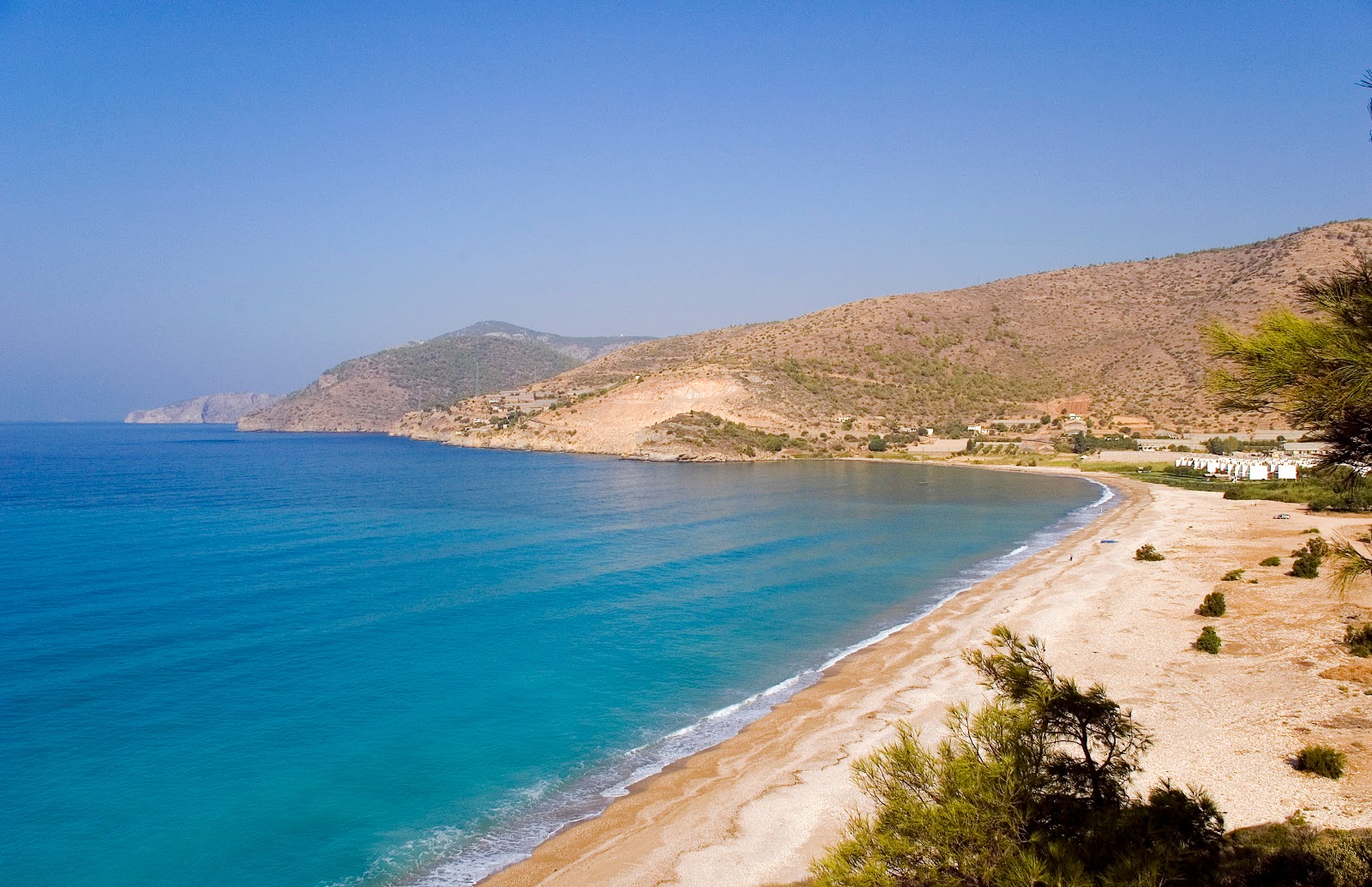 Φωτογραφία του Sipahili beach με μπεζ άμμος και βότσαλα επιφάνεια