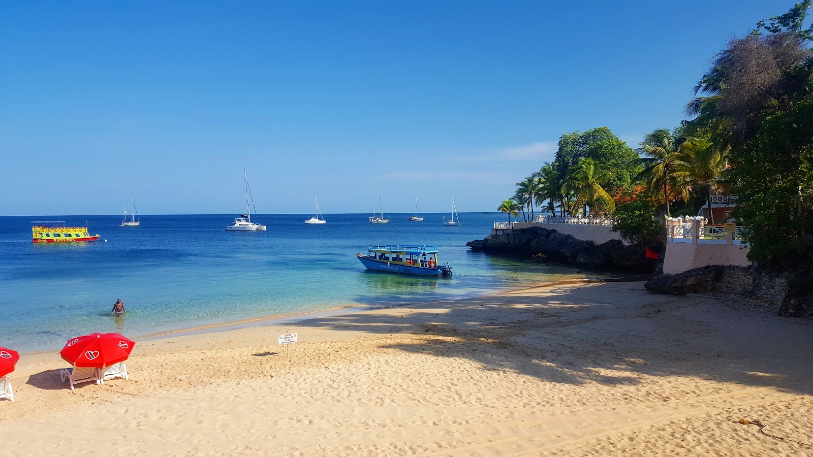 Store Bay beach'in fotoğrafı dağlarla çevrili