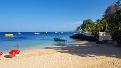 Store Bay beach'in fotoğrafı dağlarla çevrili