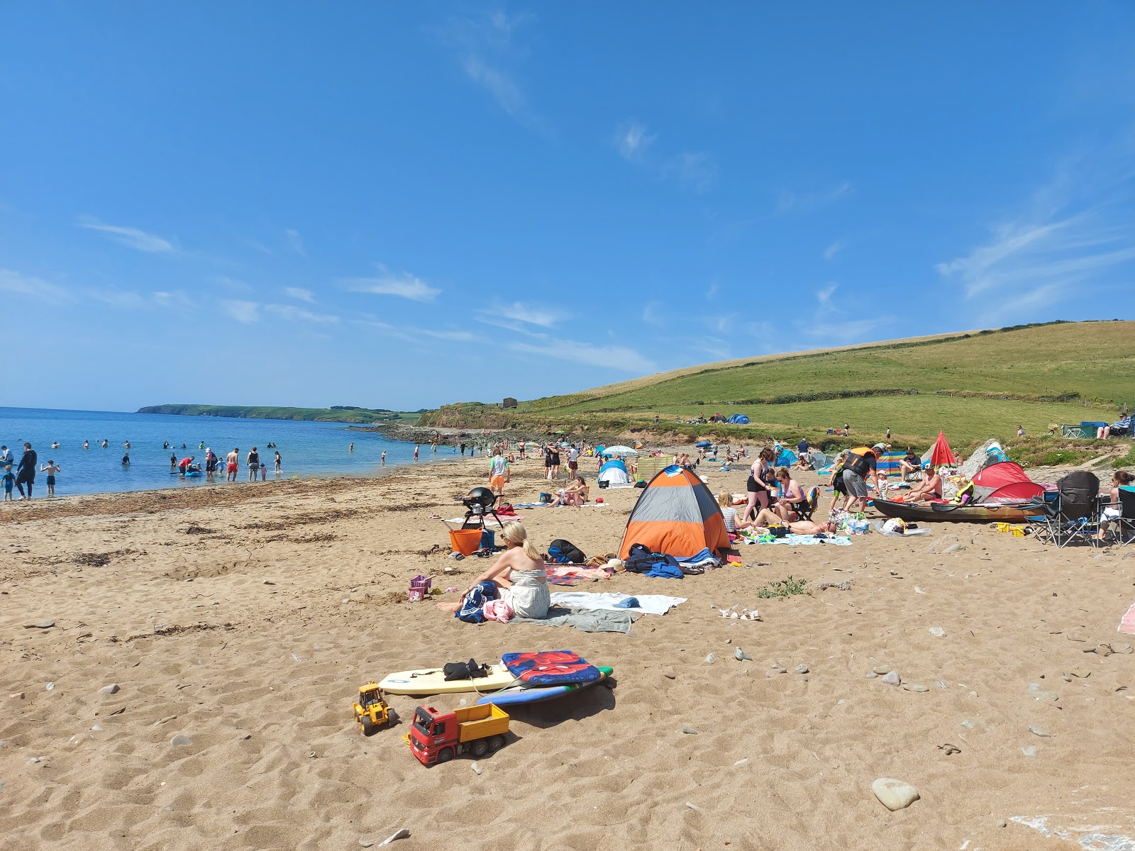 Foto de Ballycroneen Beach con arena beige superficie