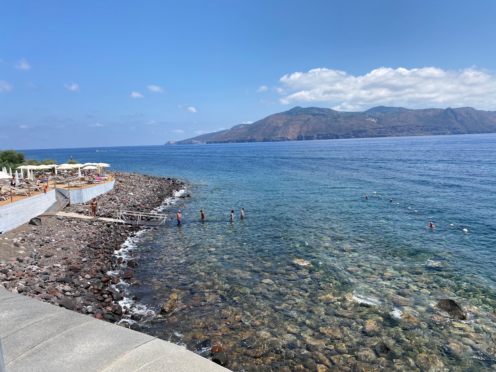 Foto di Punta Brigantino Beach con una superficie del terreno roccioso
