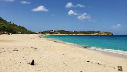 Foto di Baie Rouge beach con costa lunga e dritta