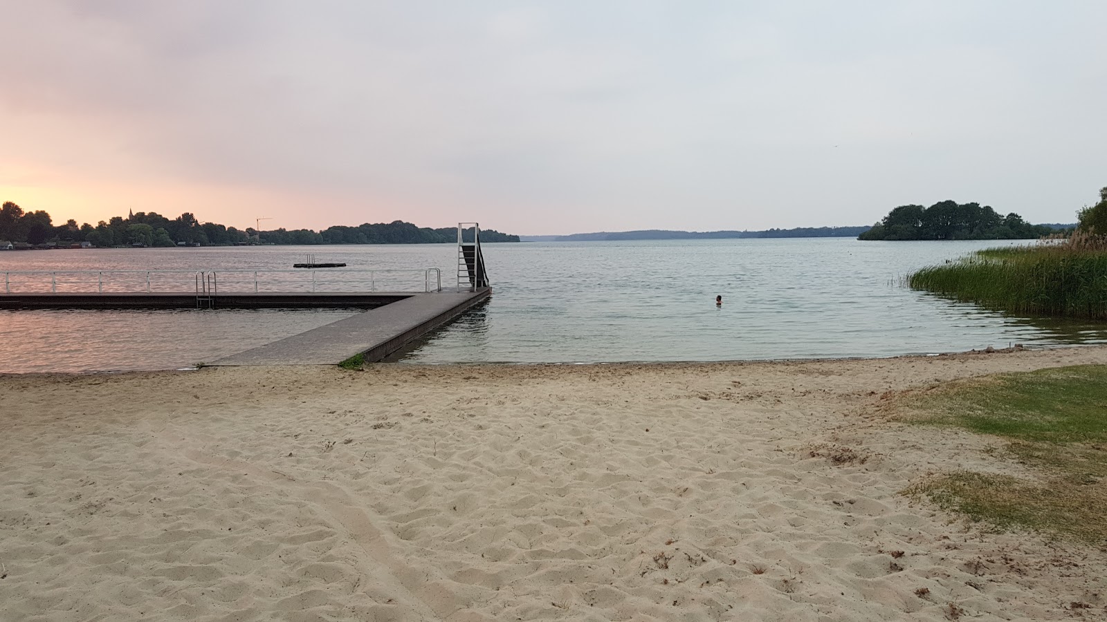 Fotografie cu Schwimmbad am Schaalsee cu o suprafață de apa pură turcoaz