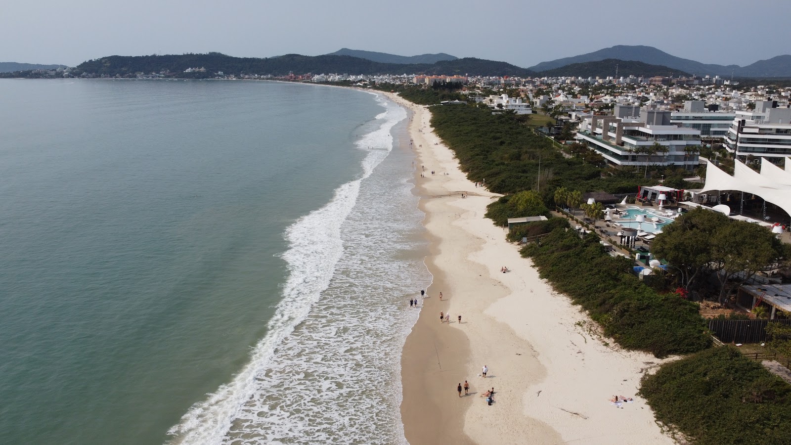 Foto von Praia Jurere Internacional mit heller feiner sand Oberfläche