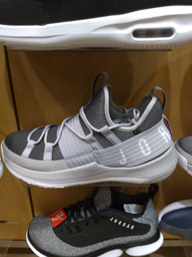 Shoe Store «Finish Line», reviews and photos, 4999 Old Orchard Shop Center East Ring Rd E16, Skokie, IL 60077, USA