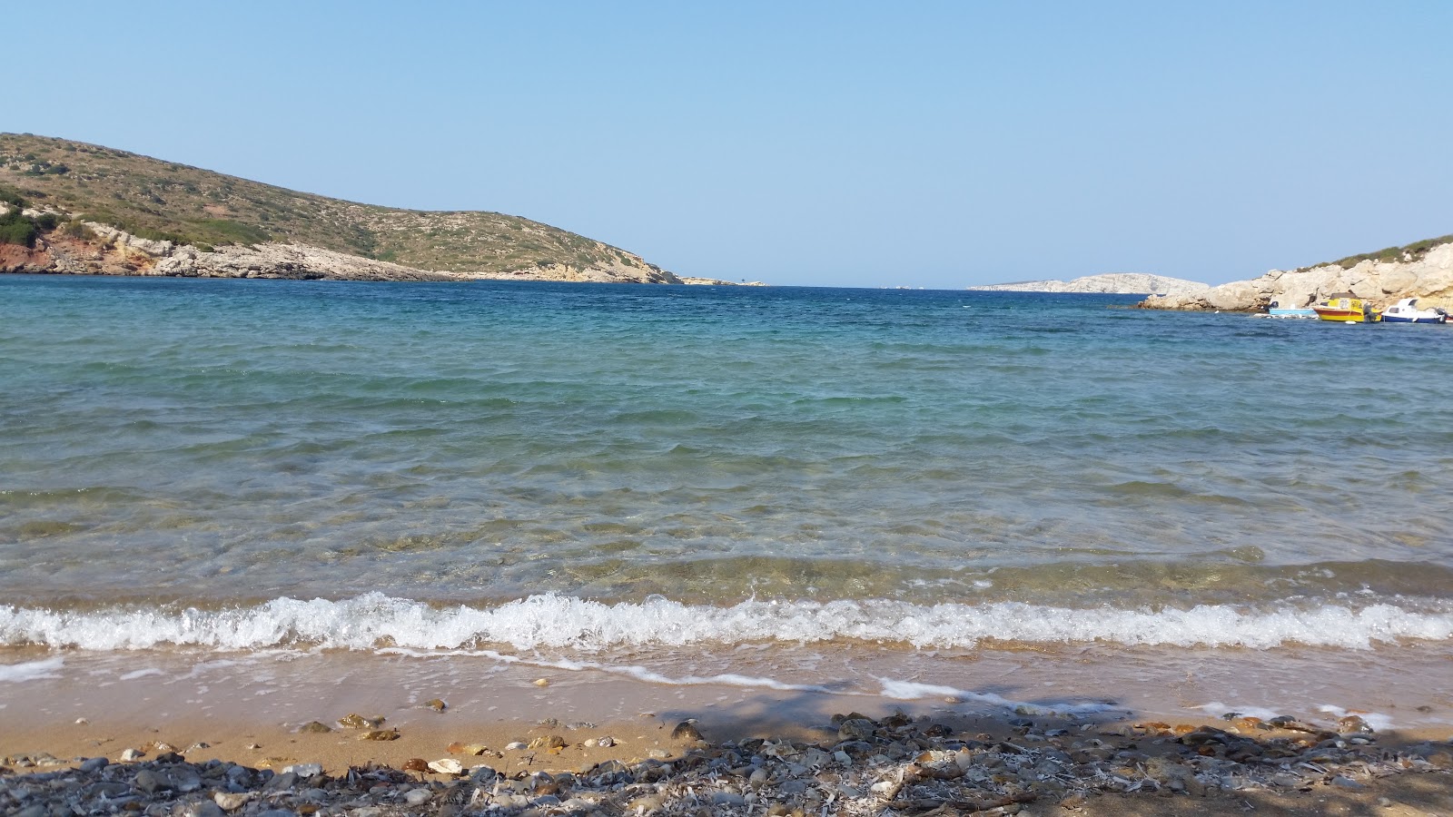 Foto von Tourkomnima beach mit sehr sauber Sauberkeitsgrad