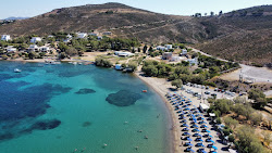 Photo de Paralia Agriolivado entouré de montagnes