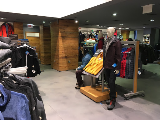 Sportswear Store «Columbia Sportswear», reviews and photos, 830 N Michigan Ave, Chicago, IL 60611, USA