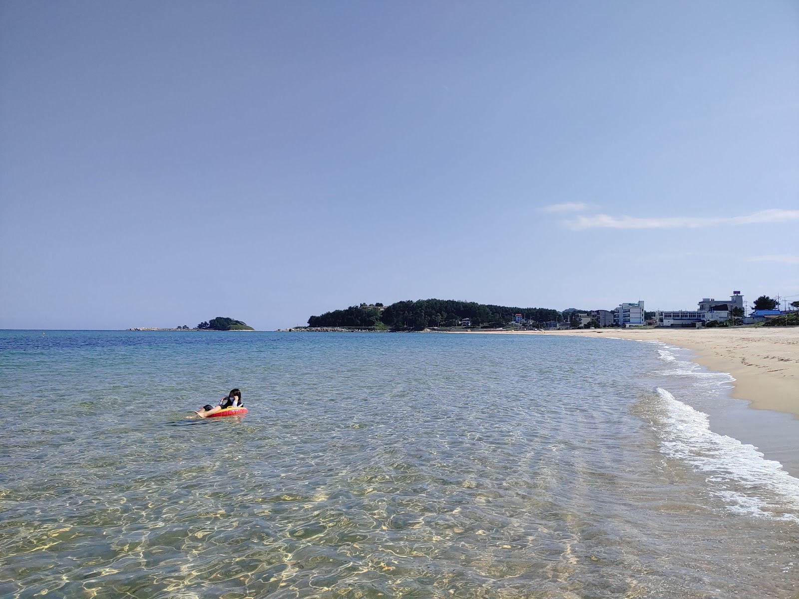 Foto de Chodo Beach con arena beige superficie