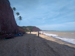 Foto di Praia da Japara Mirim circondato da montagne
