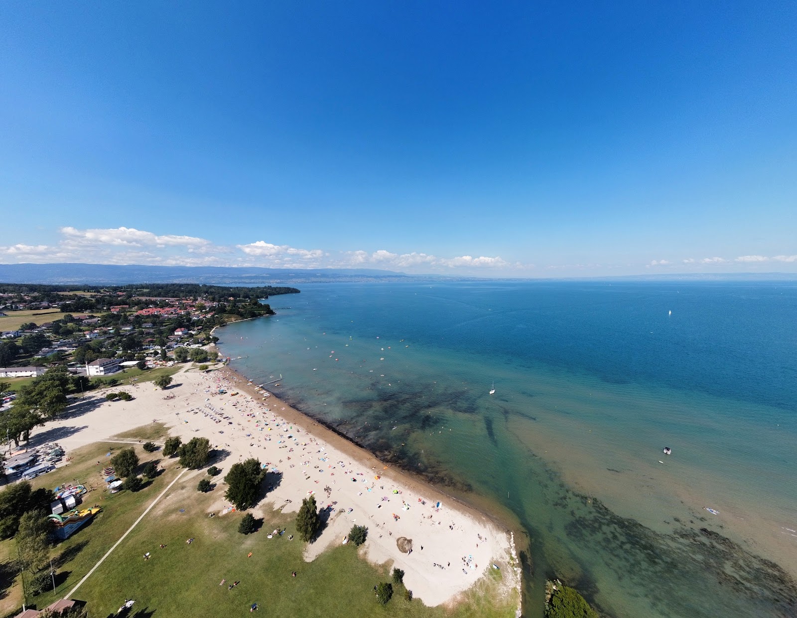 Foto di Plage d'Excenevex con spiaggia spaziosa