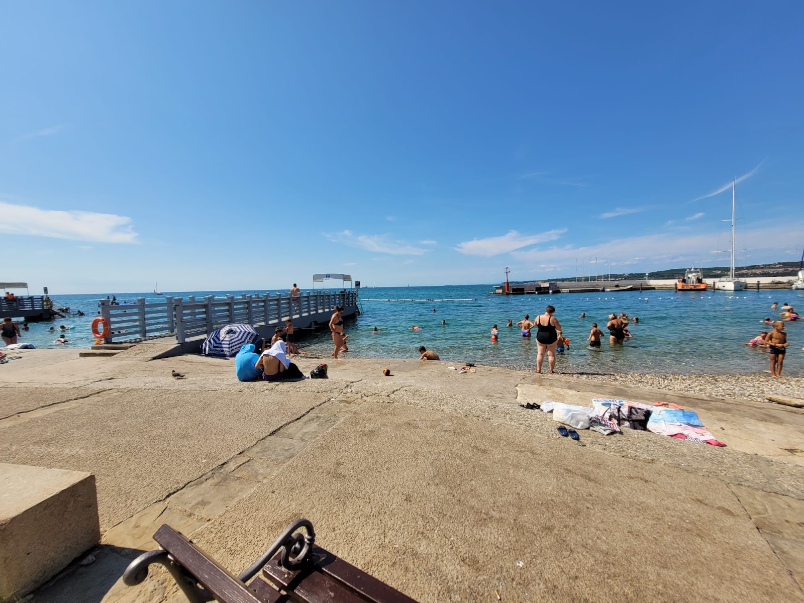 Koper Beach'in fotoğrafı çok temiz temizlik seviyesi ile
