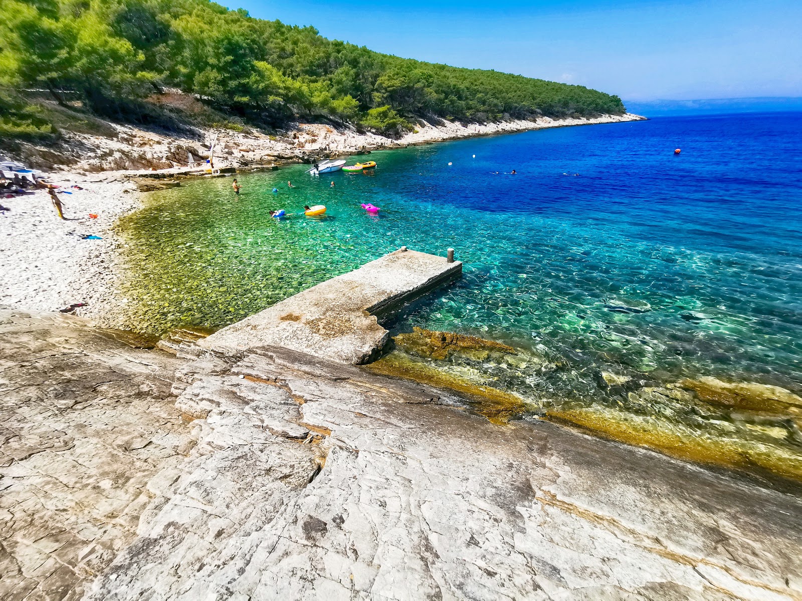 Foto di Meduza beach con una superficie del acqua cristallina
