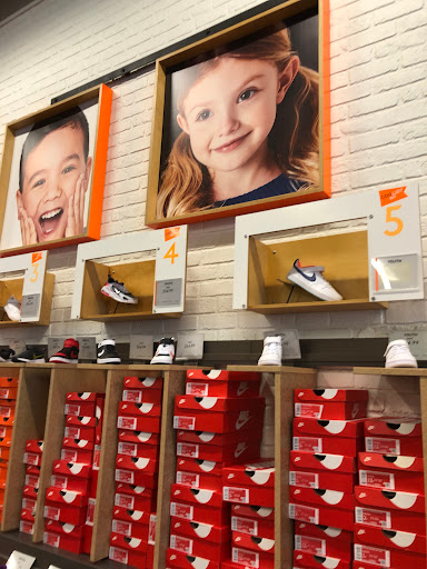 Shoe Store «DSW Designer Shoe Warehouse», reviews and photos, 7321 Lake St, River Forest, IL 60305, USA