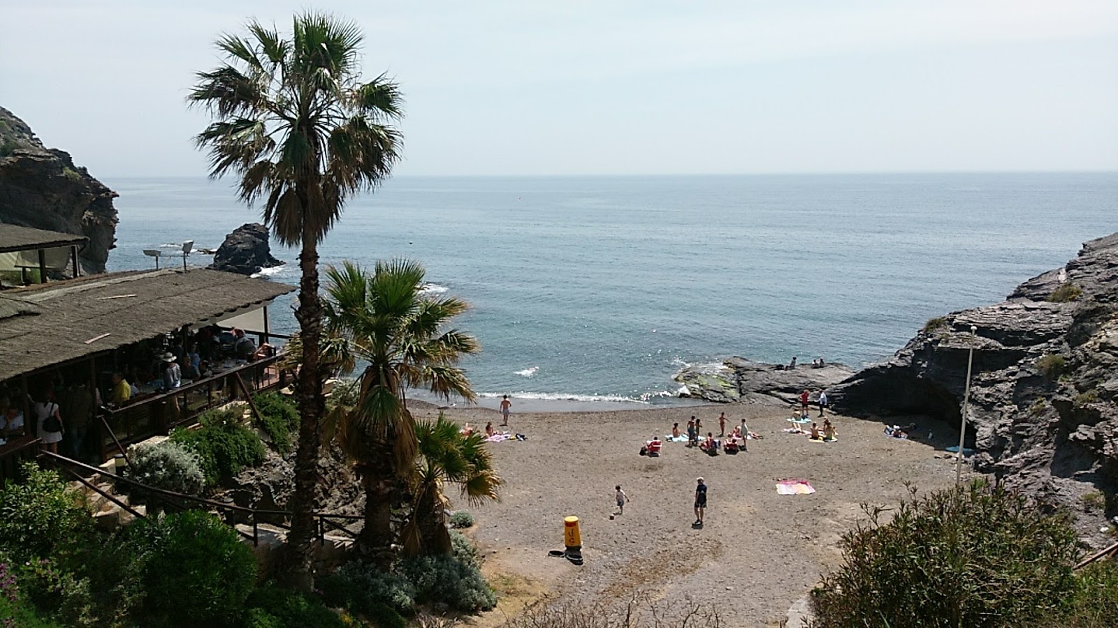 Foto av Cala del Barco omgiven av berg