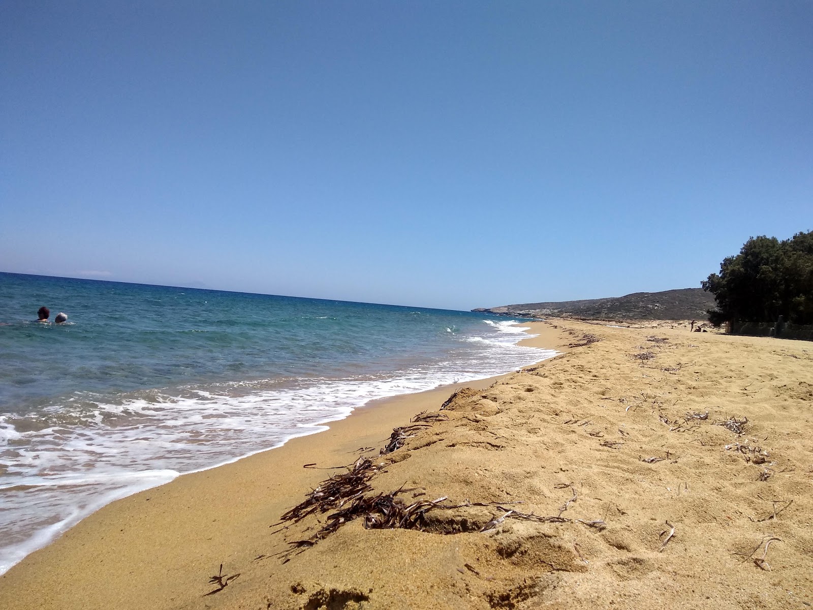 Paralia Psathi'in fotoğrafı uçurumlarla desteklenmiş