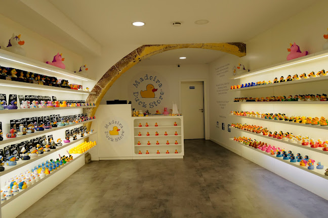 https://www.facebook.com/Madeira-Duck-Store-375771529713427/https://www.instagram.com/madeiraduckstore/?hl=pt