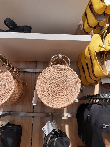 Clothing Store «H&M», reviews and photos, 37 Aquarium Way, Long Beach, CA 90802, USA