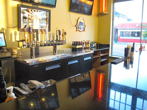 Pizza Restaurant «Schmizza Pub & Grub Broadway», reviews and photos, 628 NE Broadway St, Portland, OR 97232, USA