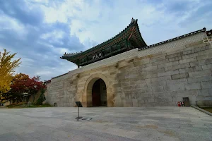Sinmumun Gate image