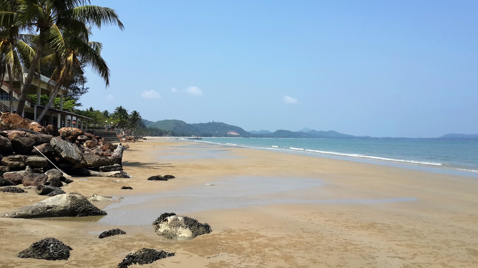 Foto von Pak Nam Lang Suan Beach mit geräumige küstenlinie