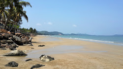 Pak Nam Lang Suan Beach'in fotoğrafı geniş bir kıyı şeridi ile birlikte