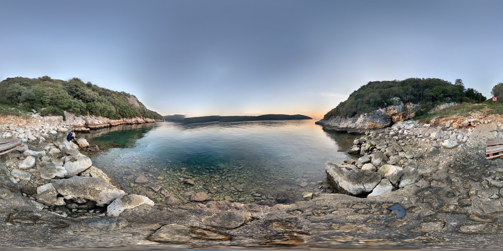 Foto di Limski Kanal beach con una superficie del terreno roccioso