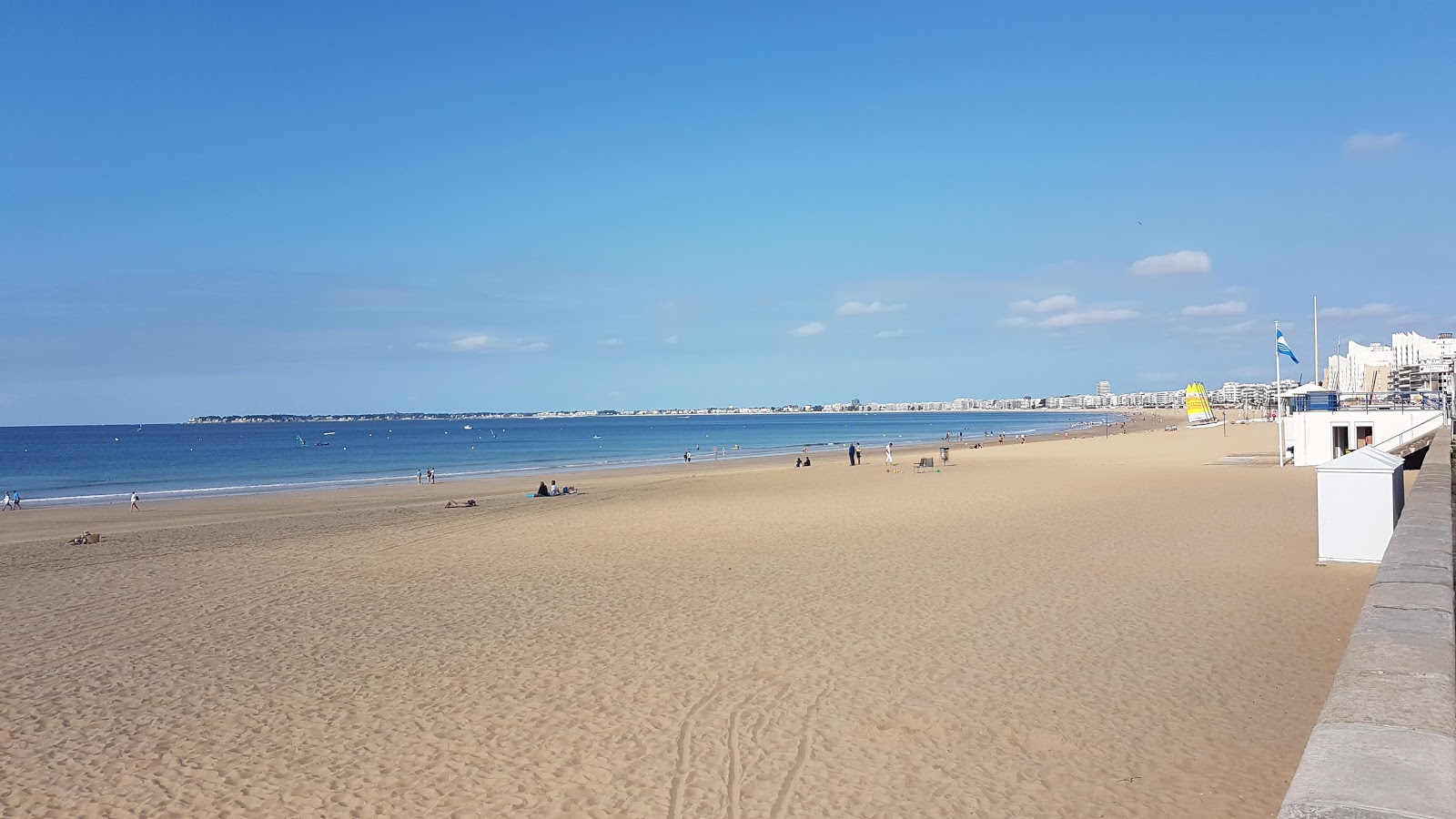 Foto de Booksellers beach com areia branca superfície