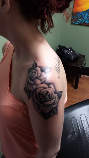 Tattoo Shop «Lady Luck Tattoo Studio», reviews and photos, 220 N Benton St, Woodstock, IL 60098, USA