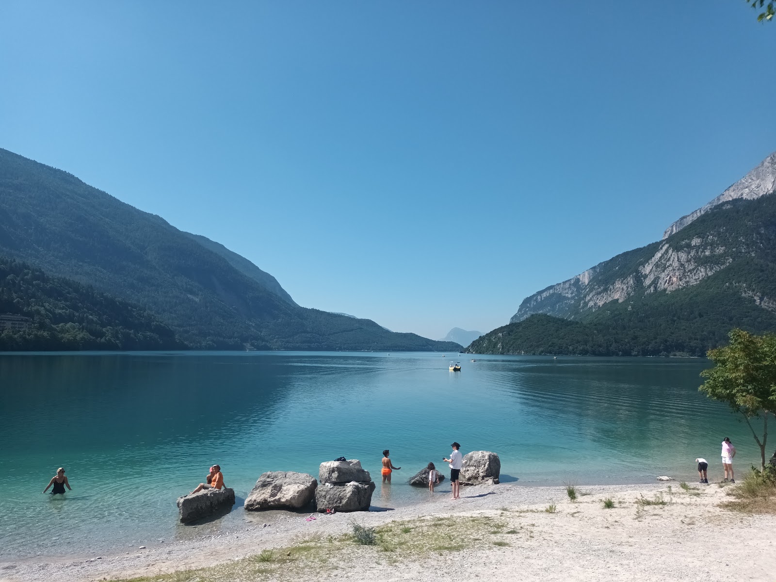Valokuva Spiaggia Lago Di Molvenoista. pinnalla sininen puhdas vesi:n kanssa