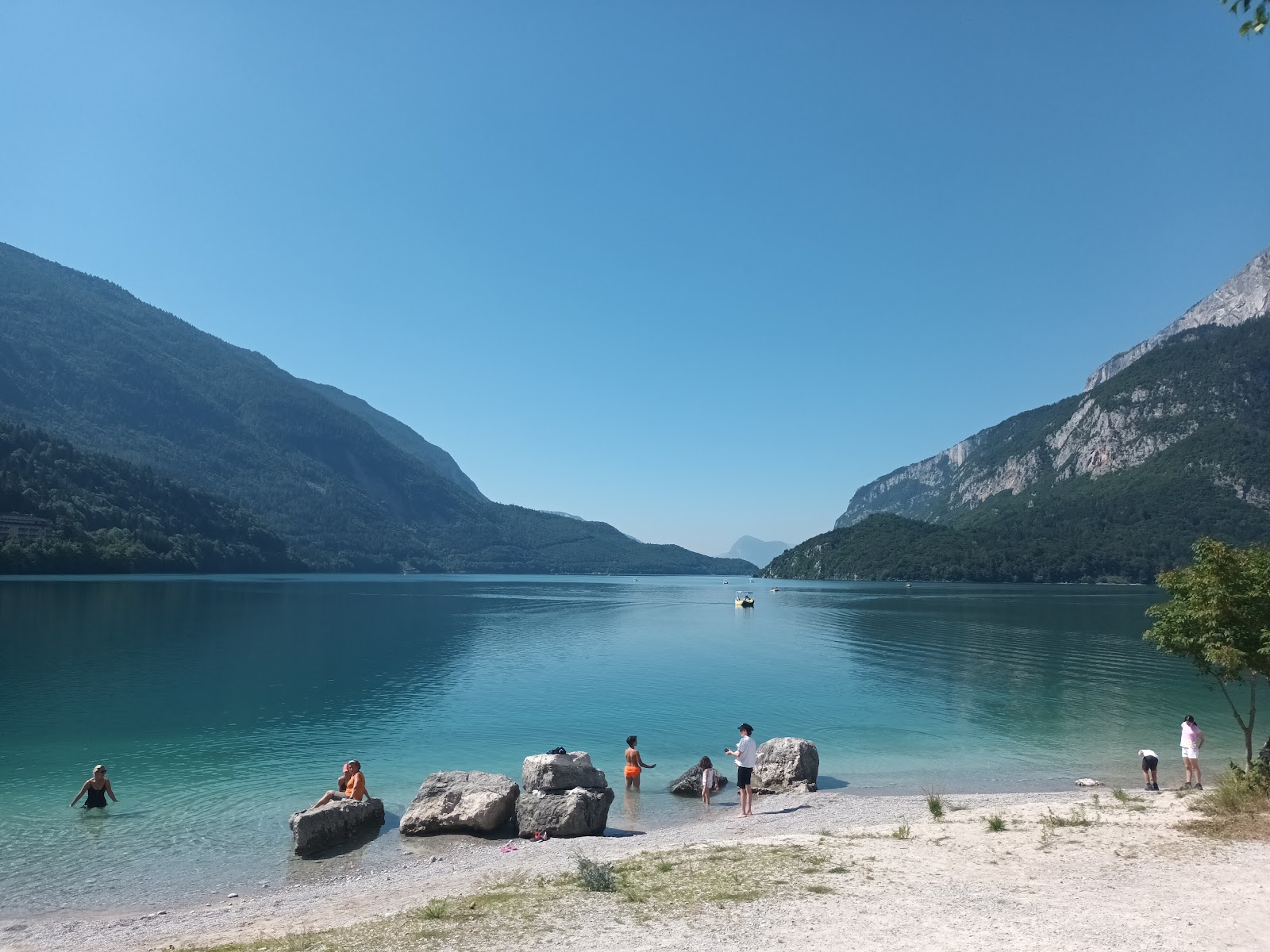 Lago Di Molveno Beach'in fotoğrafı geniş bir kıyı şeridi ile birlikte
