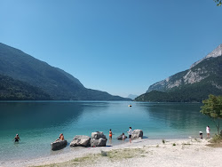 Lago Di Molveno Beach'in fotoğrafı geniş bir kıyı şeridi ile birlikte