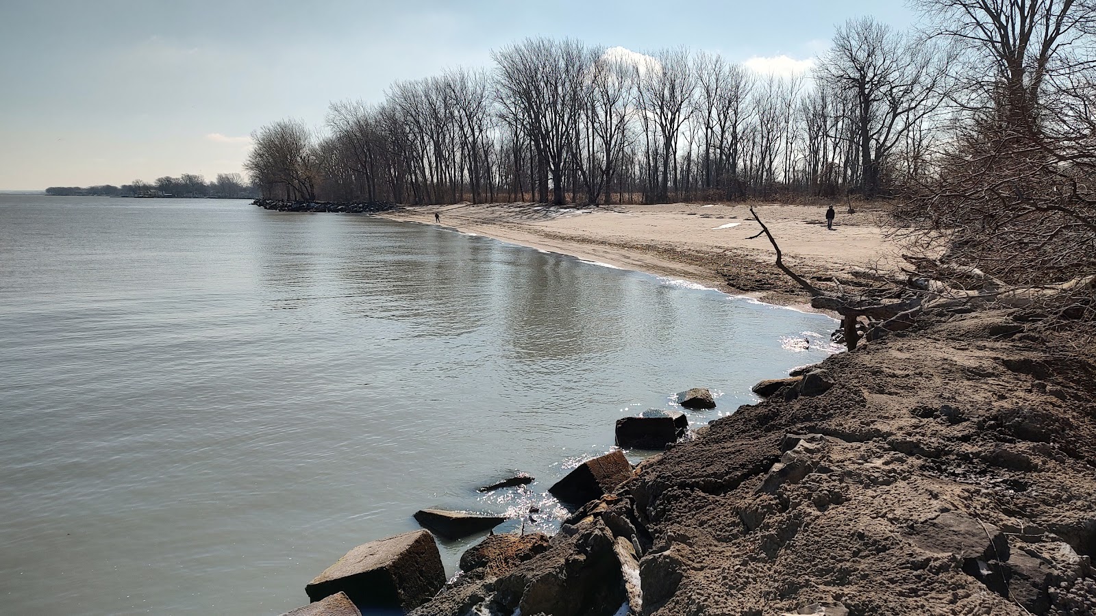 Valokuva Sawmill Creek Beach Entranceista. pinnalla turkoosi puhdas vesi:n kanssa