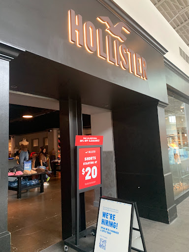 Clothing Store «Hollister Co. Outlet», reviews and photos, 651 Kapkowski Rd, Elizabeth, NJ 07201, USA