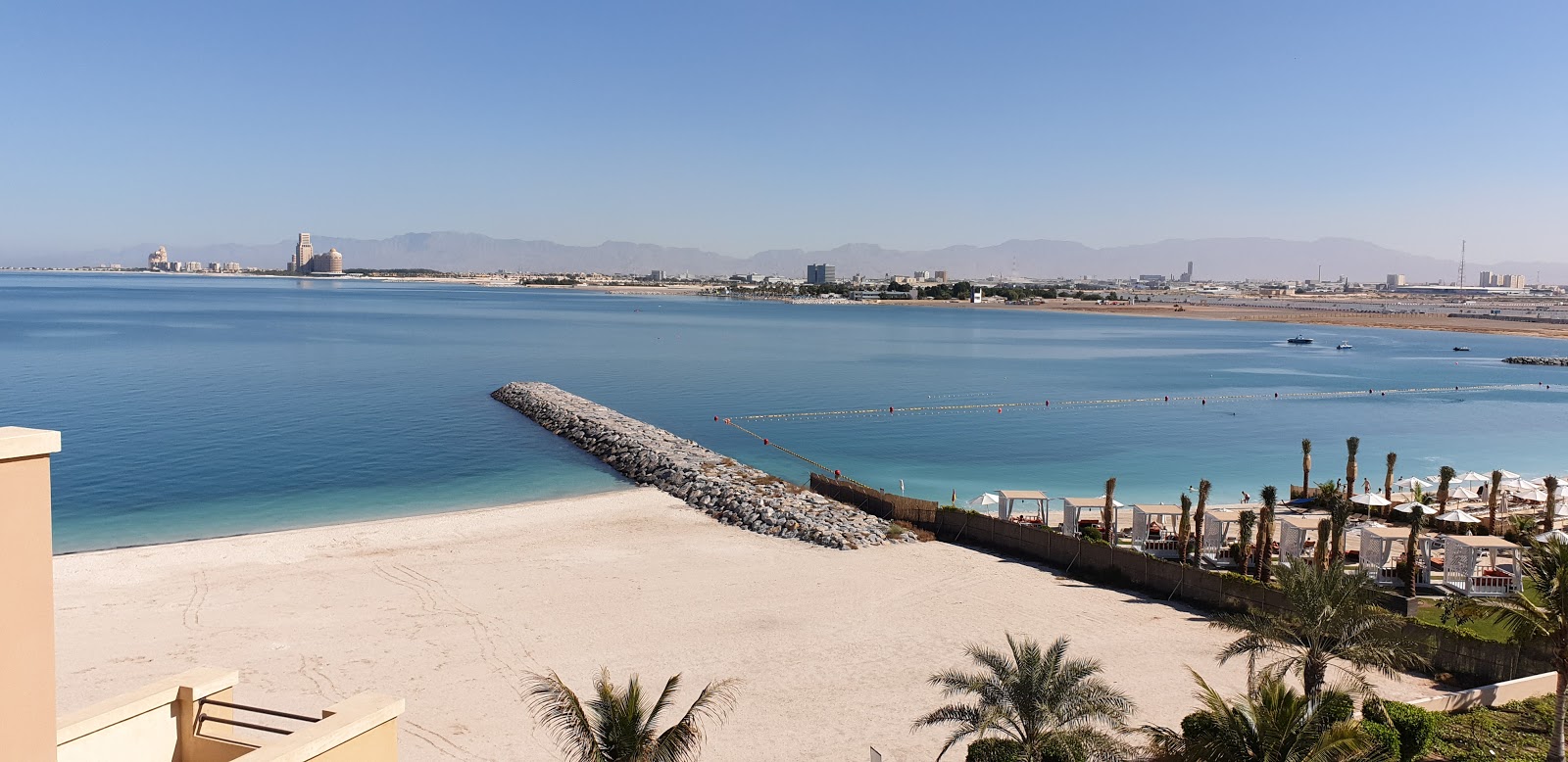 Valokuva Ras Al Khaimah IIista. pinnalla turkoosi puhdas vesi:n kanssa
