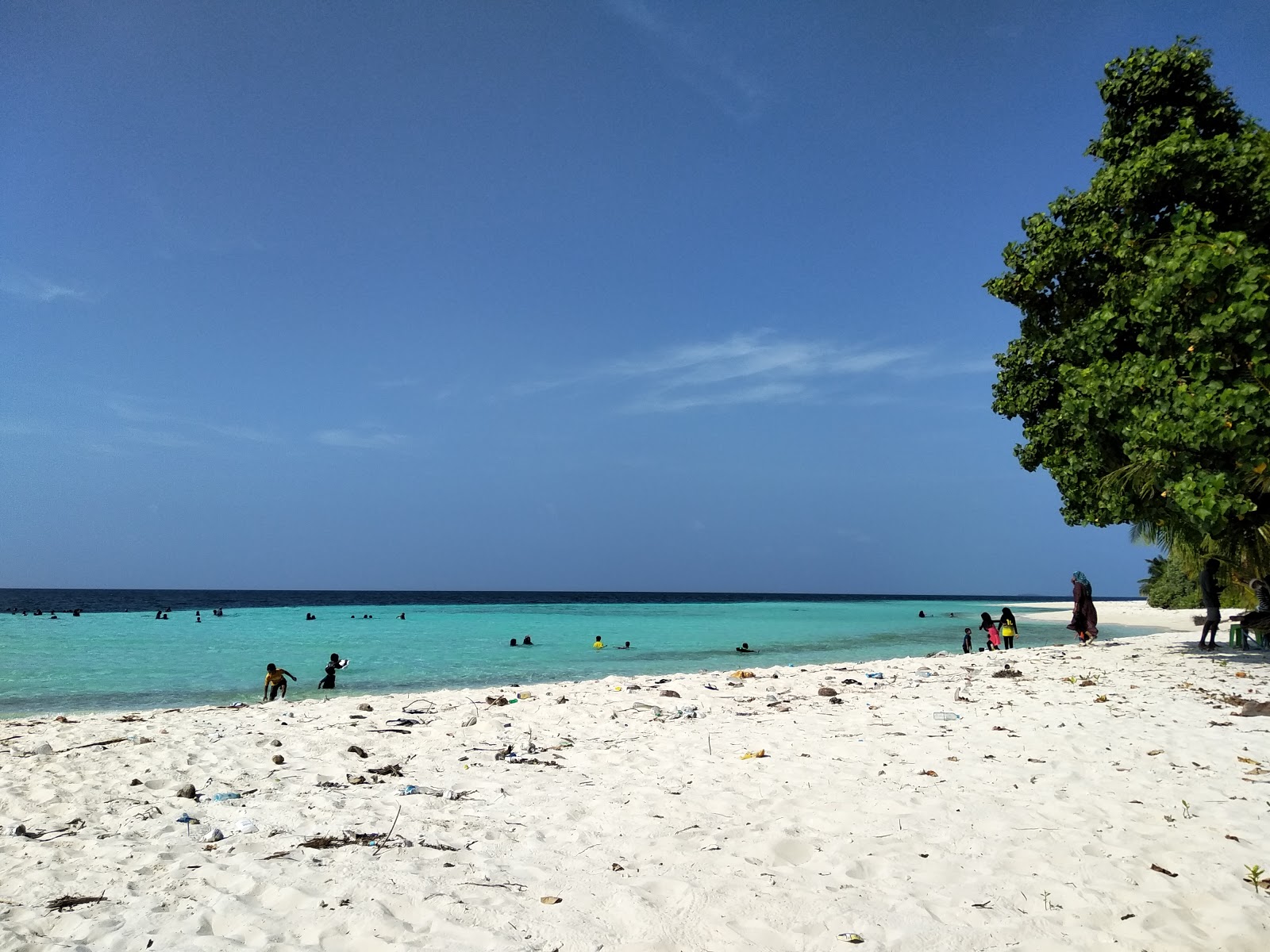 Φωτογραφία του Mulah beach με φωτεινή άμμος επιφάνεια