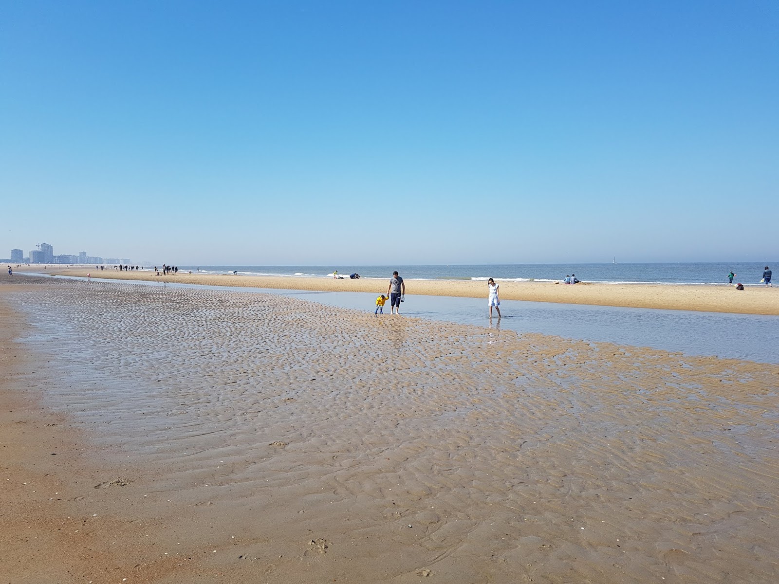 Fotografie cu Plaja din Oostende cu o suprafață de nisip strălucitor