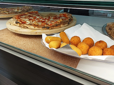 Pizzeria Da Susy Via Lorenzo Bernini, 83047 Lioni AV, Italia