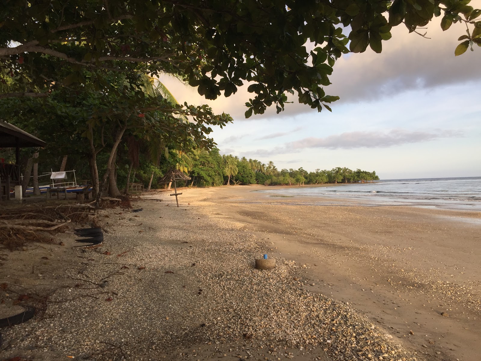 Zdjęcie Langogan Beach z powierzchnią jasny piasek