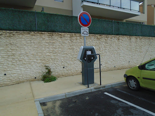Borne de recharge de véhicules électriques larecharge Charging Station Coudoux