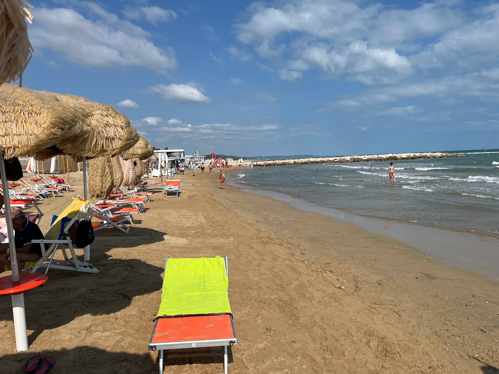 Foto av Spiaggia di Casalbordino med blått vatten yta