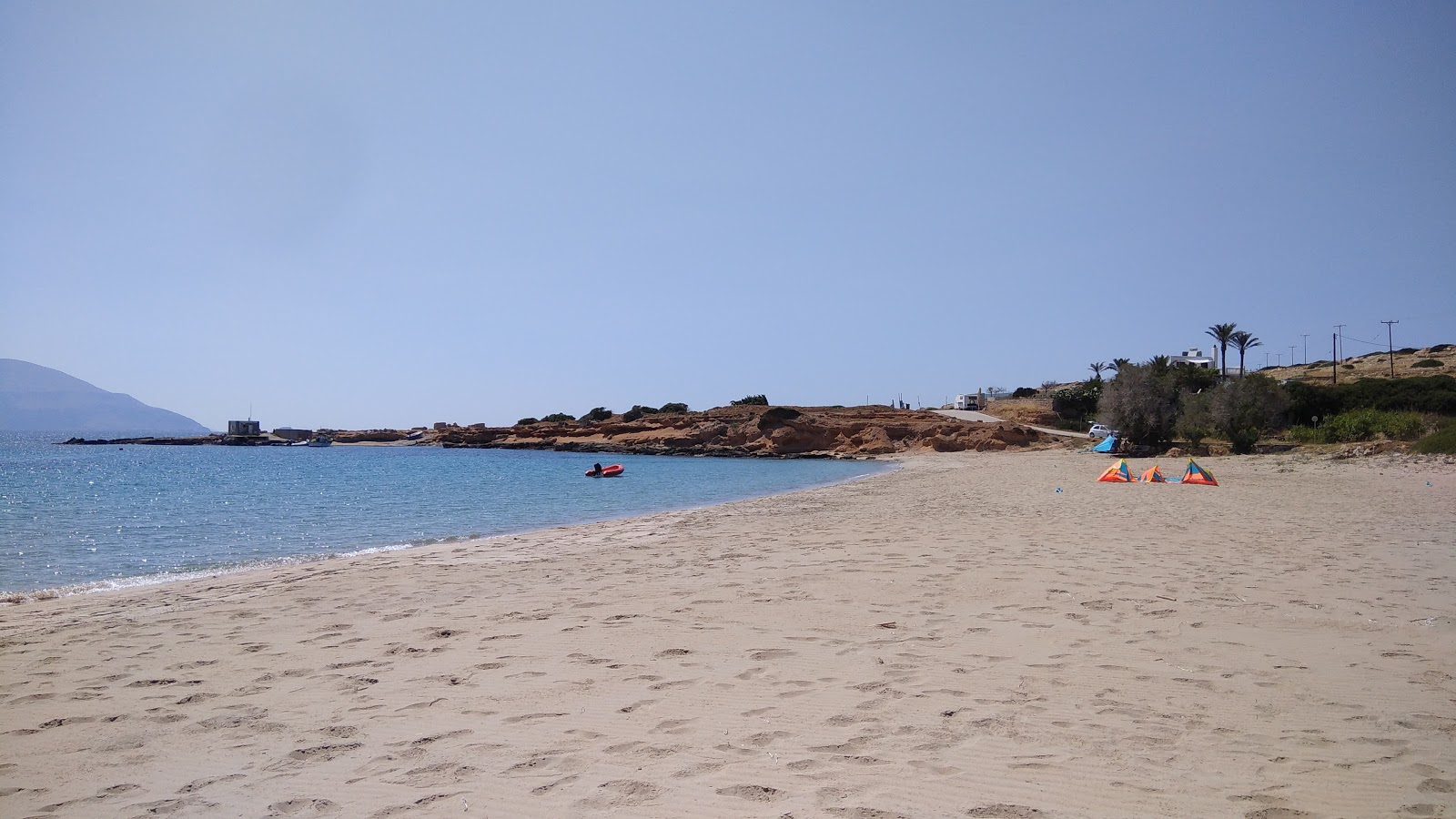 Foto de Agrilaopotamos beach con agua verde claro superficie