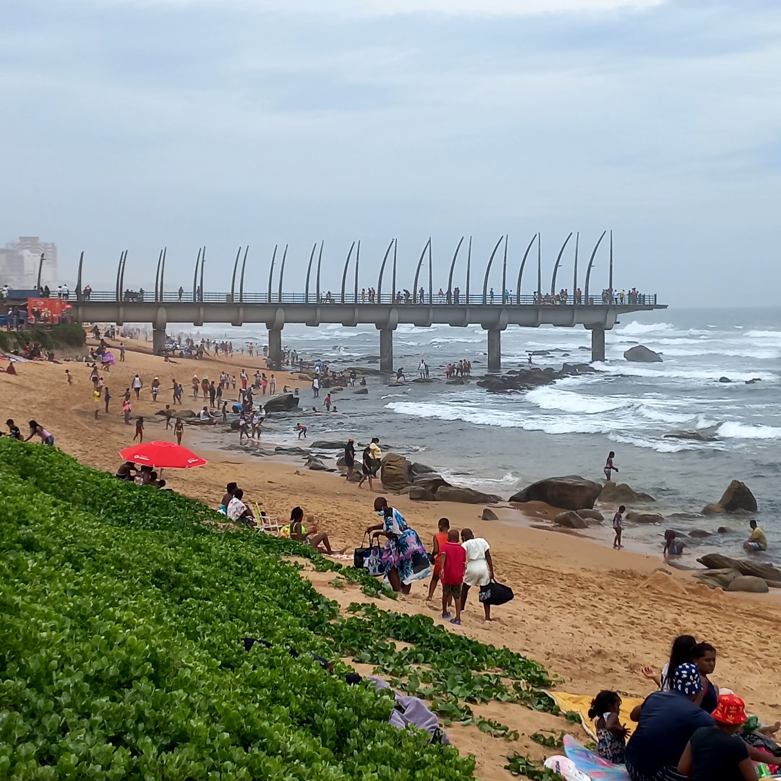 Umhlanga beach'in fotoğrafı - rahatlamayı sevenler arasında popüler bir yer
