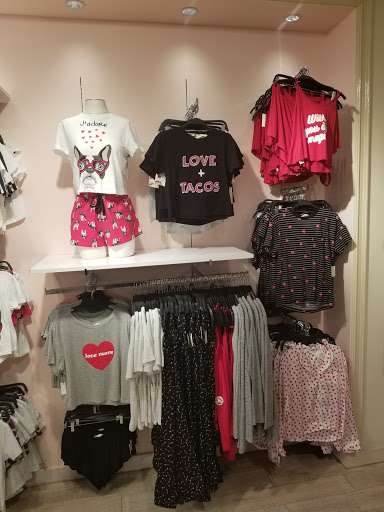 Stores to buy women's t-shirts Cancun