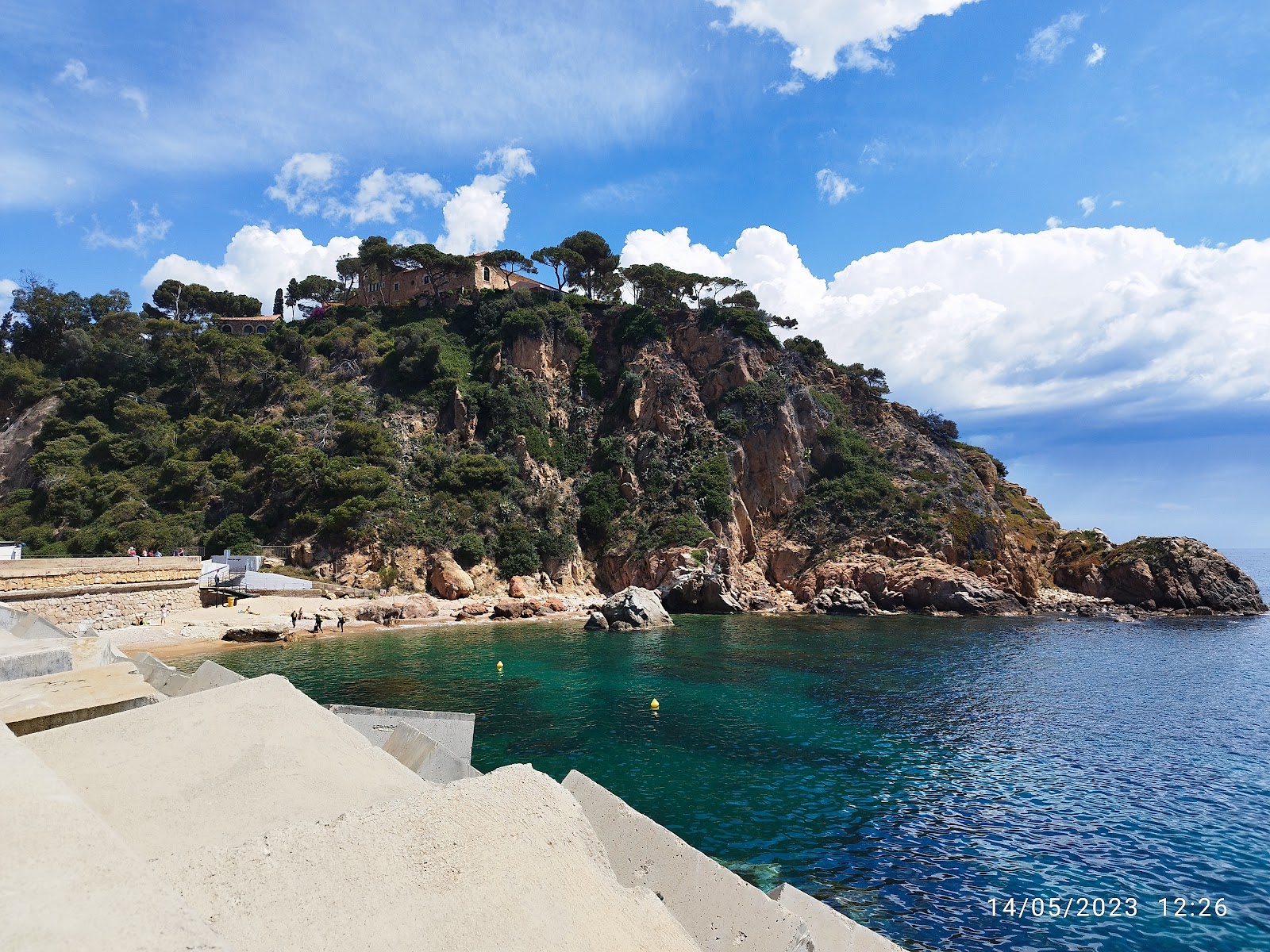 Foto di Platja de la Punta de Santa Anna circondato da montagne