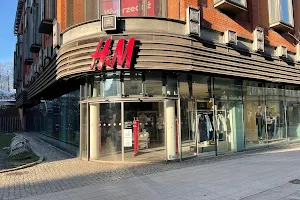 H&M image