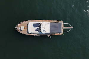Lake Como Boats image